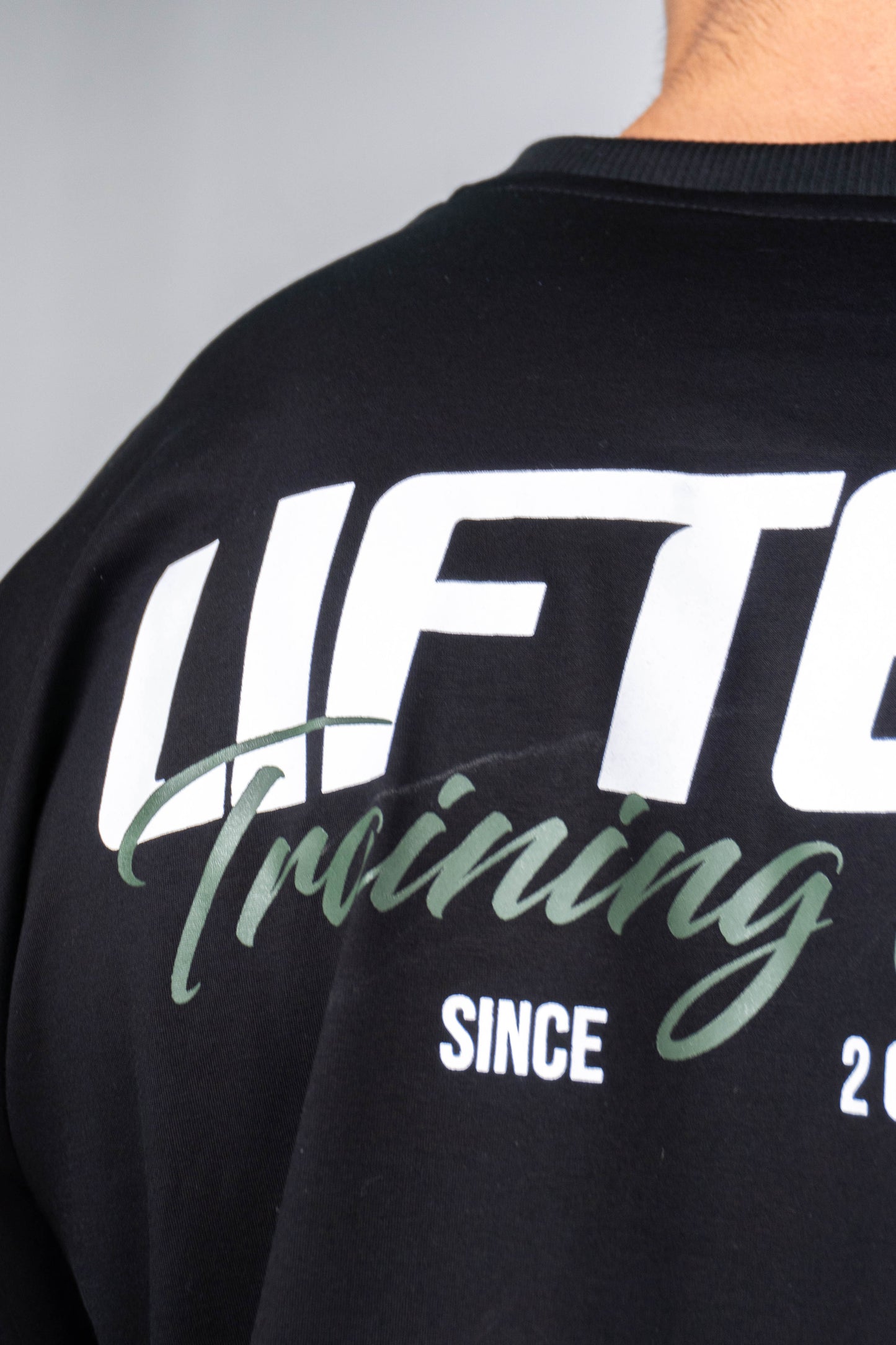 CAMISETA TRAINING NEGRA - VERDE MILITAR